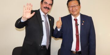 Manfred Reyes Villa y Chi Hyun Chung, el 18 de marzo.