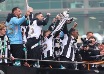 Los jugadores celebran con la afición.
