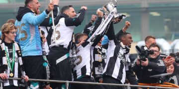 Los jugadores celebran con la afición.