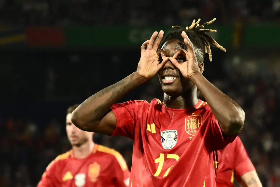El extremo del Athletic Club y fútbol español, Nico Williams, con la casaca de su país (AFP)