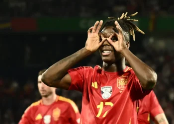 El extremo del Athletic Club y fútbol español, Nico Williams, con la casaca de su país (AFP)