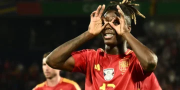El extremo del Athletic Club y fútbol español, Nico Williams, con la casaca de su país (AFP)