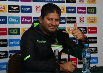 El seleccionador boliviano Óscar Villegas este lunes en la conferencia de prensa.