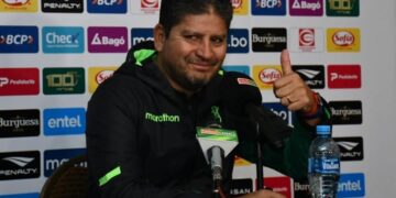 El seleccionador boliviano Óscar Villegas este lunes en la conferencia de prensa.