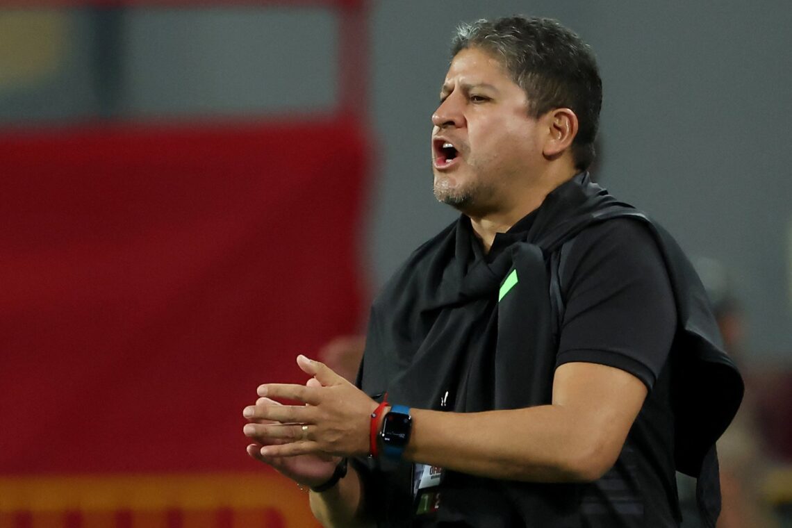 El entrenador Óscar Villegas durante el partido de este viernes en Lima.