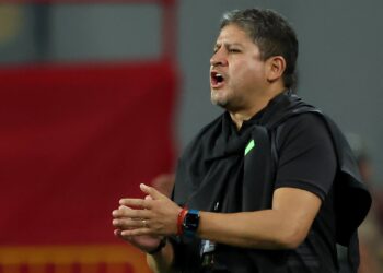 El entrenador Óscar Villegas durante el partido de este viernes en Lima.
