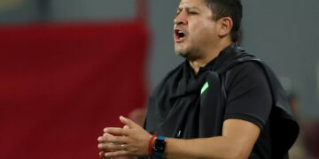 El entrenador Óscar Villegas durante el partido de este viernes en Lima.