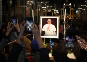 La gente toma fotografías de un monumento a Pepe Francis, dentro de la Catedral Metropolitana de la Preciosísima Sangre. Foto: AFP
