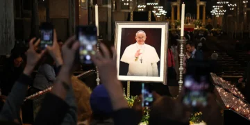 La gente toma fotografías de un monumento a Pepe Francis, dentro de la Catedral Metropolitana de la Preciosísima Sangre. Foto: AFP