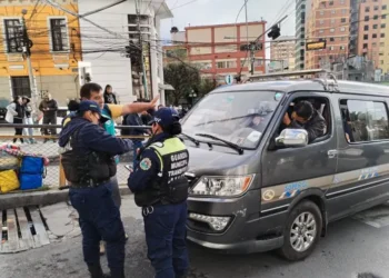 La Guardia Municipal realiza el control del costo del pasaje. FOTO: GAMLP
