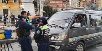La Guardia Municipal realiza el control del costo del pasaje. FOTO: GAMLP