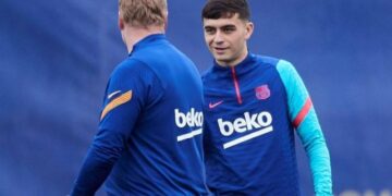 Koeman junto a Pedri cuando compartían equipo en el FC Barcelona.