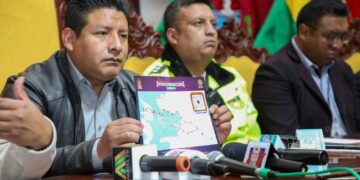 El gobernador Santos Quispe y otras autoridades presentaron la ruta. Foto: Gobernación de La Paz.