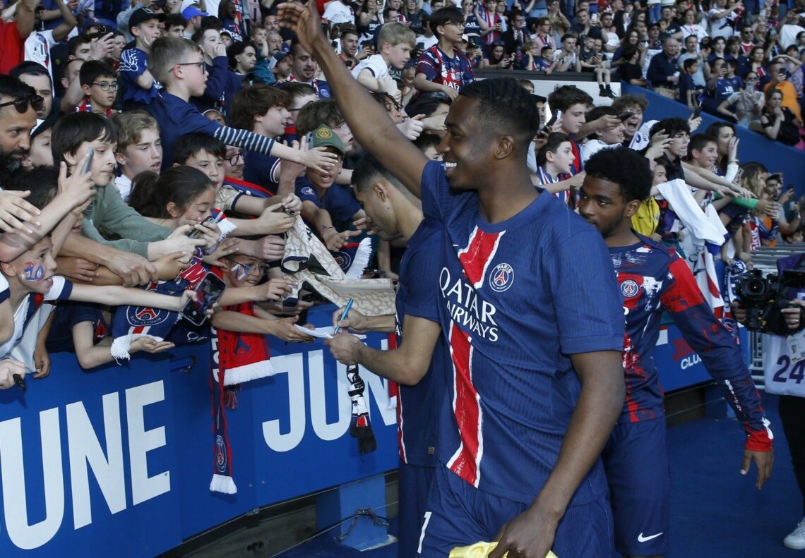 El ecuatoriano Pacho y sus compañeros del PSG saludan a la afición parisina