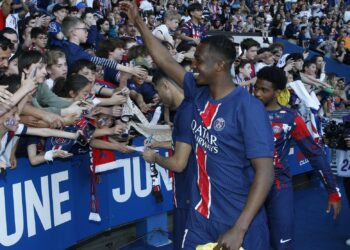 El ecuatoriano Pacho y sus compañeros del PSG saludan a la afición parisina