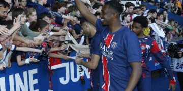 El ecuatoriano Pacho y sus compañeros del PSG saludan a la afición parisina