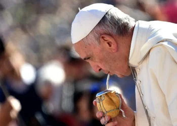 Papa Francisco tomando mate, bebida típica en Argentina. Foto: AFP