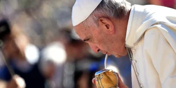 Papa Francisco tomando mate, bebida típica en Argentina. Foto: AFP