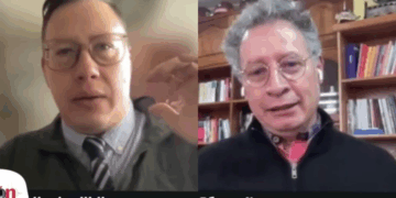 El analista Yerko Ilijic y el exministro César Navarro en entrevista con La Razón Radio.