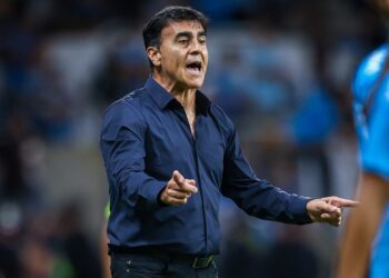 El DT Gustavo Quinteros en el partido Gremio y Flamengo en el Arena do Gremio.