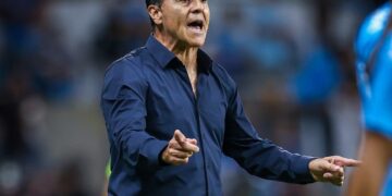 El DT Gustavo Quinteros en el partido Gremio y Flamengo en el Arena do Gremio.
