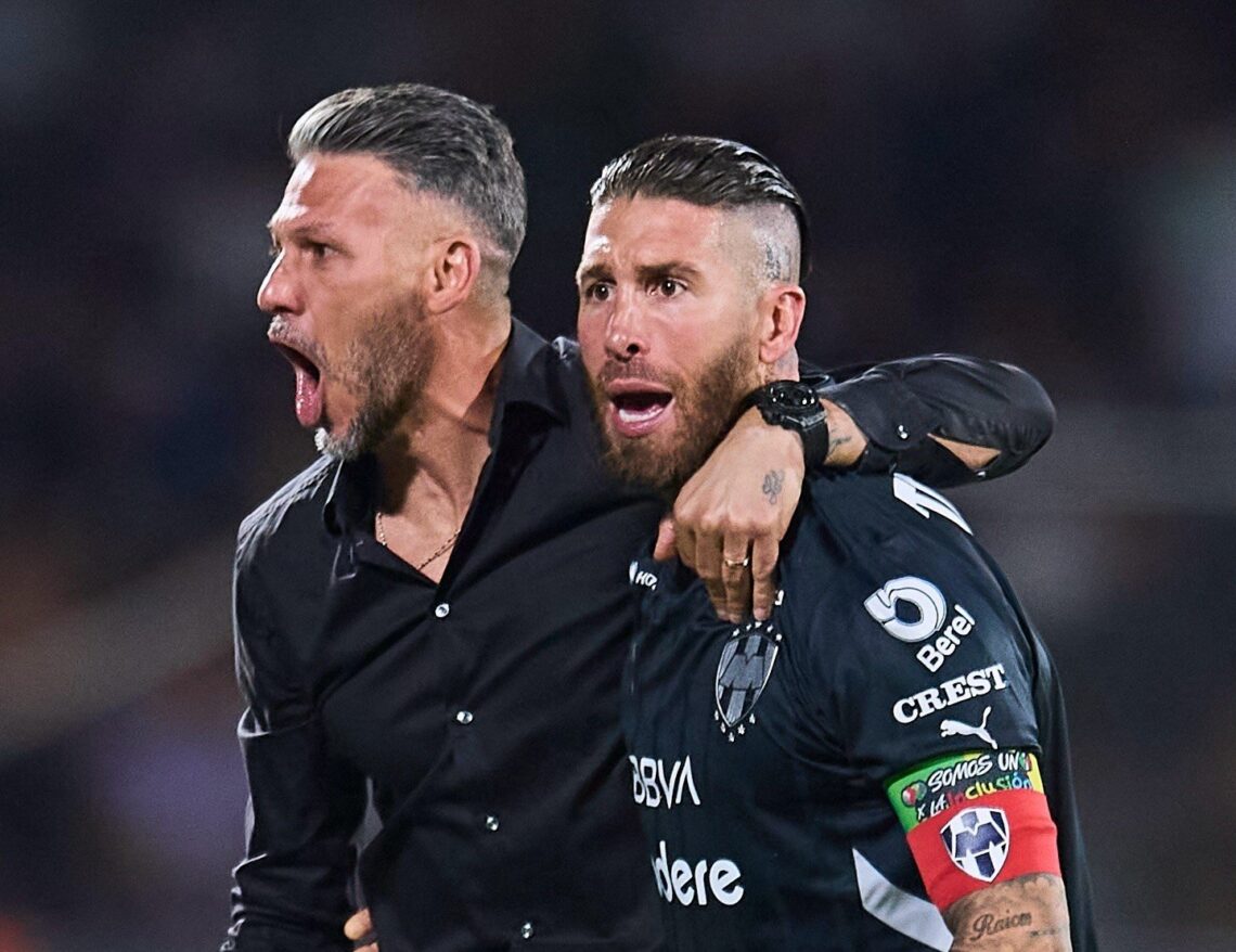 El Director Técnico Martín Demichelis abraza a Sergio Ramos.
