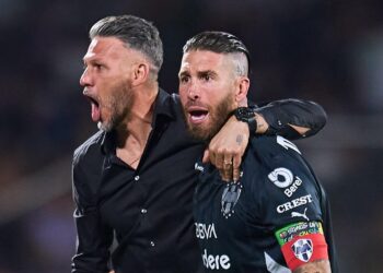 El Director Técnico Martín Demichelis abraza a Sergio Ramos.