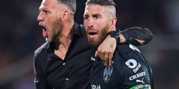 El Director Técnico Martín Demichelis abraza a Sergio Ramos.