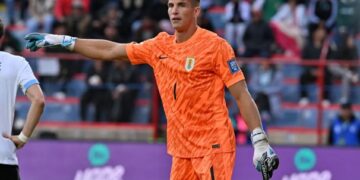 Sergio Rochet con la camiseta de la selección uruguaya