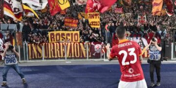 Mancini ante su afición en el derby romano