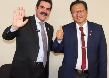 Manfred Reyes Villa y Chi Hyun Chung, el miércoles.