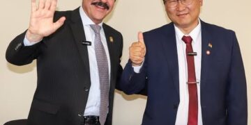 Manfred Reyes Villa y Chi Hyun Chung, el miércoles.