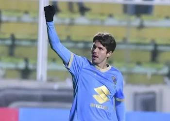 Patricio Rodríguez celebra su gol esta noche en La Paz (APG)