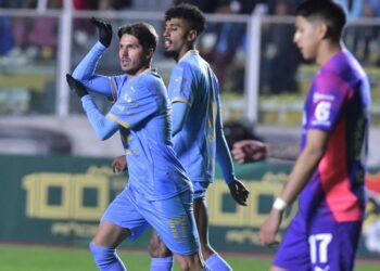El extremo Patricio Rodríguez marcó el cuarto gol y celebra con la afición.