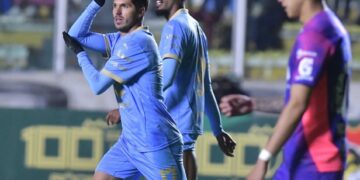 El extremo Patricio Rodríguez marcó el cuarto gol y celebra con la afición.