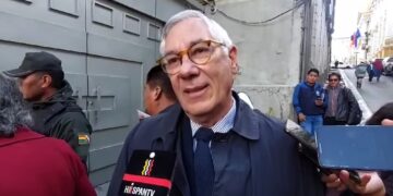 El expresidente Eduardo Rodríguez Veltzé, al llegar a la Casa Grande del Pueblo