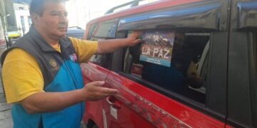 Se pegó stickers a los vehículos del transporte público. Foto: Subalcaldía Cotahuma.