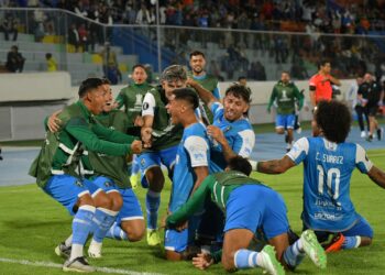 Festejo furioso y emocionado de los jugadores de San Antonio Bulo Bulo