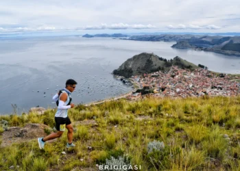 Uno de los atletas recorre la ladera de uno de los cerros en Copacabana, cerca del lago Titicaca.