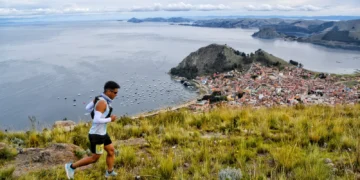 Uno de los atletas recorre la ladera de uno de los cerros en Copacabana, cerca del lago Titicaca.