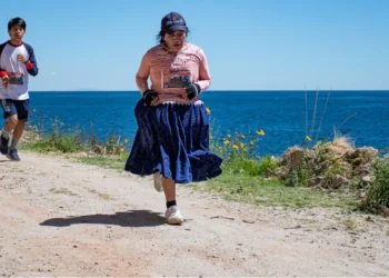 Dos atletas recorren el trayecto a campo traviesa.