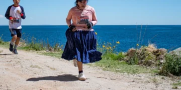 Dos atletas recorren el trayecto a campo traviesa.