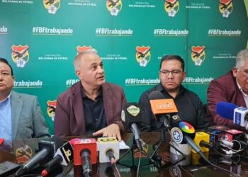 Gastón Uribe, Fernando Costa, Héctor montes y Ronald Crespo en conferencia.