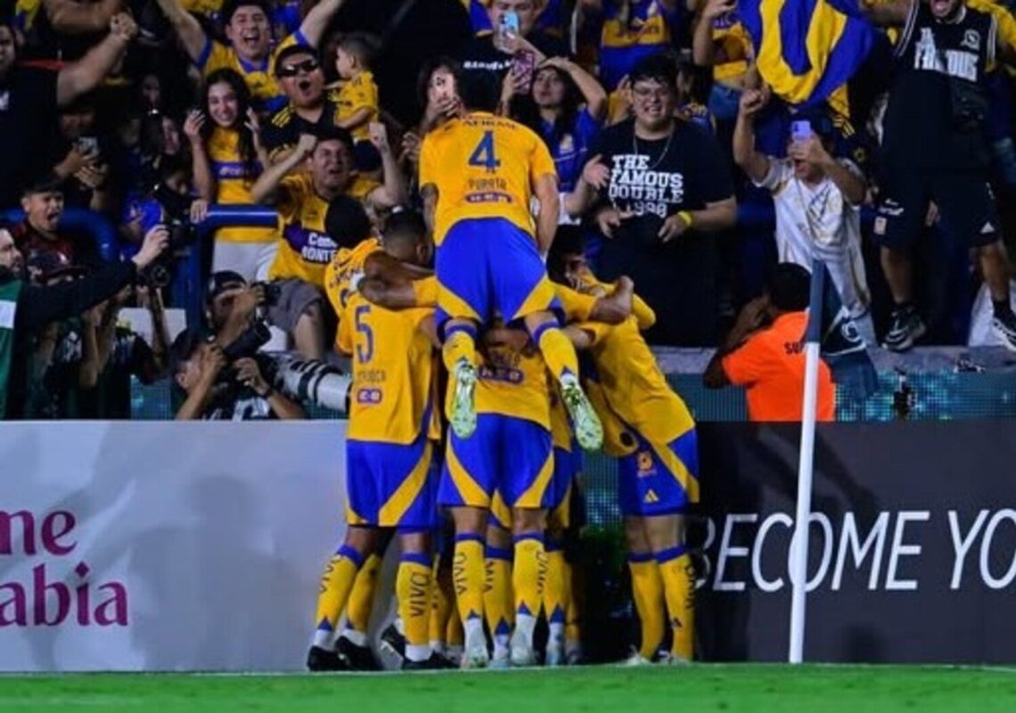 Integrantes de los Tigres celebran un gol