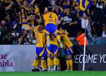 Integrantes de los Tigres celebran un gol