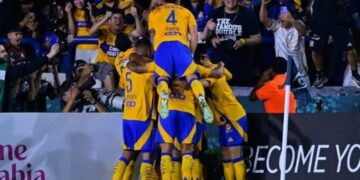 Integrantes de los Tigres celebran un gol