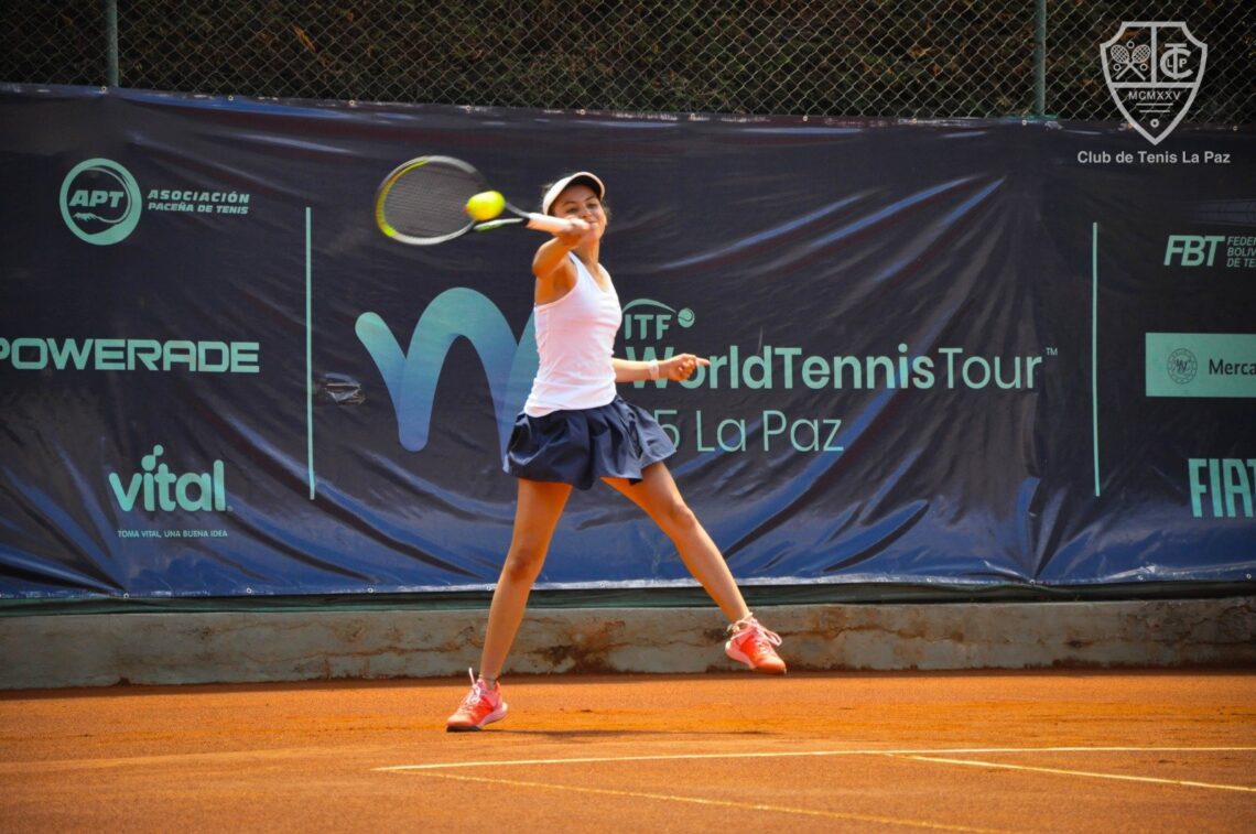Una deportista en el Club Tenis La Paz