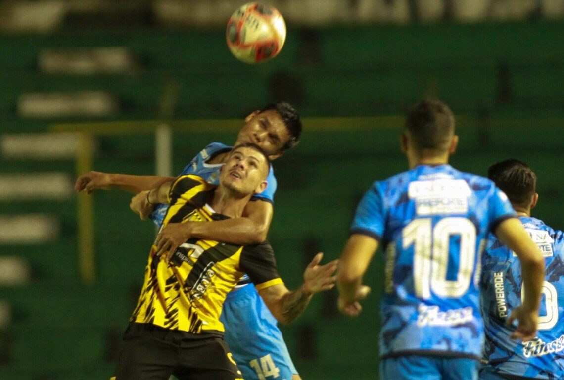 Una incidencia del partido entre Blooming y The Strongest.