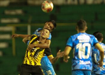 Una incidencia del partido entre Blooming y The Strongest.