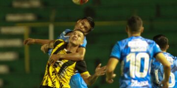 Una incidencia del partido entre Blooming y The Strongest.